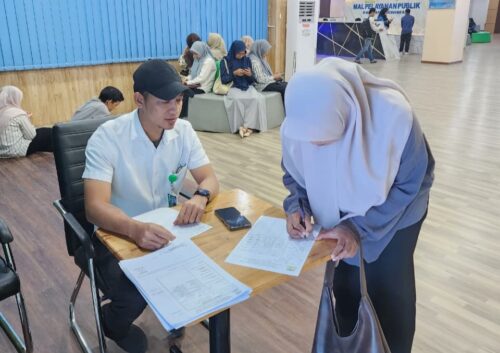 Pengaju beasiswa skripsi mahasiswa kurang mampu mengisi formulir pendaftaran, di Kantor Baitul Mal Aceh Besar, Jum'at (19/9). (Foto: Ist)
