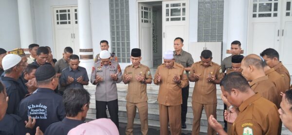 Kapolda Aceh Brigjen Pol Marzuki Ali Basyah bersama pengurus Masjid Raya Baiturrahman melaksanakan doa bersama untuk keselamatan, kelancaran, dan kedamaian aksi unjuk rasa, Senin, 1 September 2025.