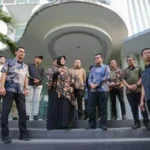 Wamen Komdigi Nezar Patria saat meninjau Gedung Banda Aceh Academy yang sedang dalam renovasi bersama Wali Kota Banda Aceh Illiza Sa’aduddin Djamal, Kamis (4/9). (Foto: Ist)