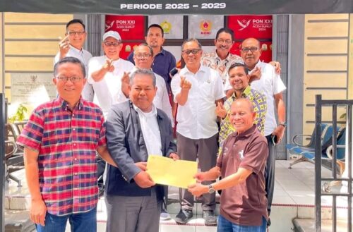 Tim Penjaringan dan Penyaringan Caketum KONI Aceh periode 2025 - 2029, T. Nasrudinsyah SH dan Andry Agung, menerima Timses dari Saiful Bahri (Pon Yahya) untuk pengambilan formulir pendaftaran Caketum KONI Aceh. (Foto: Ist)