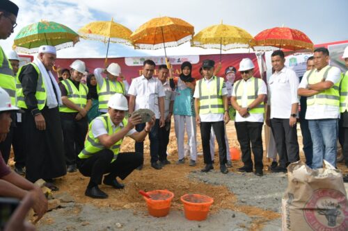 Sekda Aceh, M Nasir Syamaun melakukan peletakan batu pertama pembangunan Stadion Aceh Jaya Salem di Kota Calang, Rabu 10 September 2025. (Foto: Ist)