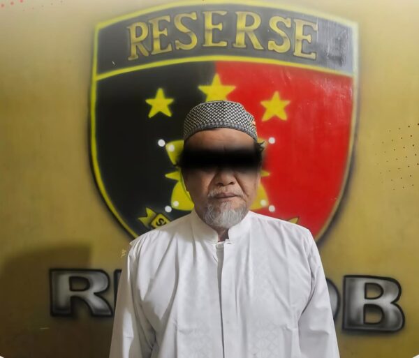 Unit Opsnal Satreskrim Polres Aceh Tengah menangkap seorang dokter berinisial dr. S (60) yang masuk DPO Polrestabes Medan, atas kasus dugaan pencabulan anak. (Foto: Dok. Polres Aceh Tengah)