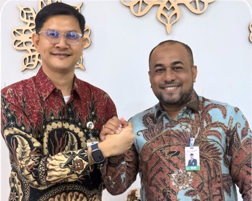 Dirut Bank Aceh Syariah Fadhil Ilyas menerima kunjungan Dirut BPR Syariah Mustaqim Aceh, Raisul Mukhlis, di kantor pusat Bank Aceh, Rabu (10/9). (Foto: Ist)