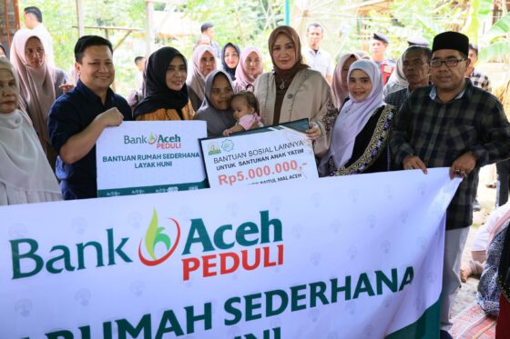 Istri Gubernur Aceh Marlina Usman atau Kak Na didampingi Kepala Bank Aceh Syariah Cabang Idi Rayeuk Samsul Bahri, Ahad (14/9) menyerahkan bantuan rumah layak huni untuk keluarga kurir paket korban pembunuhan beberapa waktu lalu di Aceh Timur. (Foto: Ist)