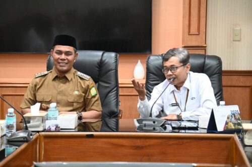 Bupati Aceh Besar Muharram Idris disambut Plt Kepala Perwakilan BPKP Aceh, Nanang Agus Sutrisno saat berkunjung di Kantor Perwakilan BPKP, Senin (15/9). (Foto: Ist)