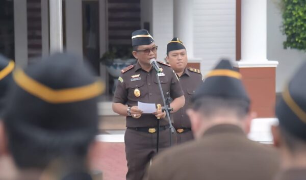 Kajati Aceh Yudi Triadi SH MH memimpin apel pagi di halaman Kantor Kejati Aceh, Senin (15/9). (Foto: Ist)