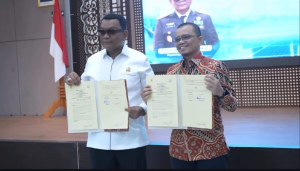 Perjanjian kerja sama ditandatangani oleh Kajati Aceh Yudi Triadi SH MH dan General Manager PLN UIP3B Sumatera, Amiruddin. (Foto: Ist)