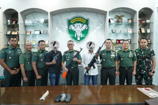 Pangdam Iskandar Muda Mayjen TNI Joko Hadi Susilo menerima penyerahan tiga pucuk senjata api dan 72 butir amunisi dari masyarakat di ruang kerjanya, Senin (15/9). (Foto: Ist)