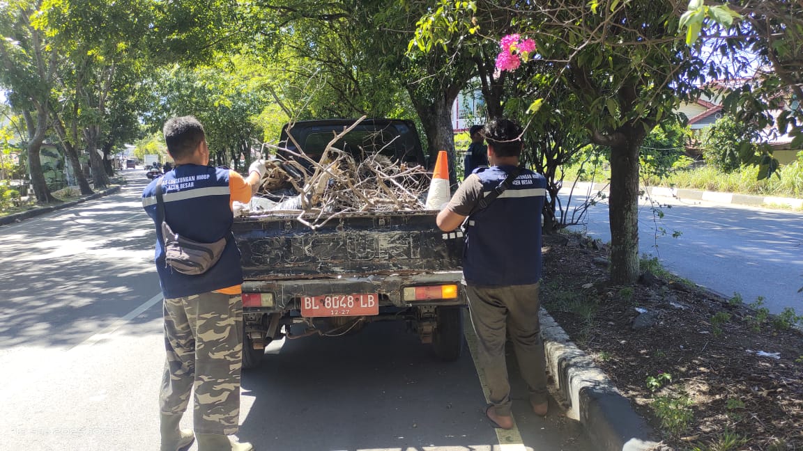 Laksanakan Instruksi Bupati, DLH Aceh Besar Mulai Benahi Jalan Utama