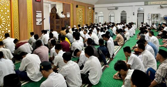 UIN Ar-Raniry Banda Aceh melalui UPT Ma’had Al-Jami’ah dan asrama melaksanakan pembinaan karakter bagi mahasantri baru tahun akademik 2025/2026 pada Ahad (21/9) di Masjid Fathun Qarib. (Foto: Ist)