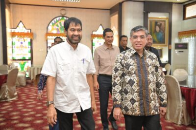 Menteri Ketenagakerjaan Yassirlie disambut Gubernur Aceh Muzakir Manaf di rlRestoran Pendopo Gubernur, Kamis (25/9). (Foto: Ist)