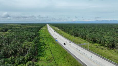 Jalan Tol Trans Sumatera mampu menekan biaya logistik, membuat harga barang lebih kompetitif, serta meningkatkan daya beli masyarakat. (Foto: Ist)