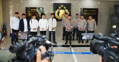 Ulama dan dai kondang Ustaz Abdul Somad (UAS) bersama Kapolri Jenderal Pol Listyo Sigit Prabowo usai memberi ceramah di Mabes Polri, Jakarta Selatan, Jum'at (26/9). (Foto: Ist)