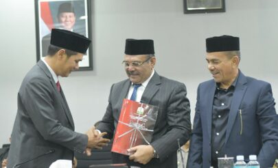 Sekda Aceh M Nasir Syamaun menyampaikan Nota Keuangan beserta Rancangan Perubahan APBA 2025 dalam Rapat Paripurna DPRA), Jum'at malam (26/9). (Foto: Ist)