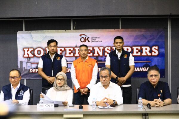 OJK bersama Polri berhasil menangkap dan memulangkan Adrian Asharyanto Gunadi, eks Direktur PT Investree Radhika Jaya, yang menghimpun dana ilegal Rp2,7 triliun.