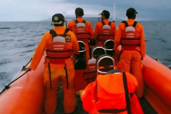 Tim SAR melakukan pencarian warga China Duan Tie Lie (50), ABK MV CL Diyin He, dilaporkan jatuh ke laut Aceh saat kapal kargo berbendera Liberia itu tengah berlayar di Samudera Hindia. (Foto: Ist)