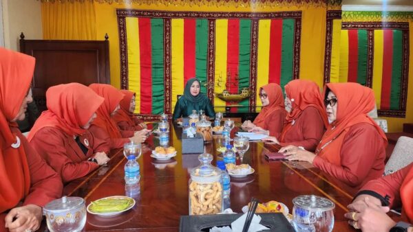 Ketua BKOW Aceh Kasumi Sulaiman bersama jajaran pengurus melakukan audiensi dengan istri Gubernur Aceh, Marlina Usman, di Pendopo Gubernur, Sabtu (27/9). (Foto: Ist)