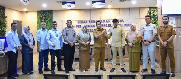 Samsat Banda Aceh memberi apresiasi kepada wajib pajak taat bayar Pajak Kendaraan Bermotor tepat waktu tanpa denda, sekaligus kepada warga yang memanfaatkan pemutihan dengan mengalihkan plat Non BL seperti BK menjadi BL. (Foto: Ist)