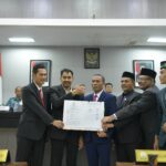 Gubernur Aceh Muzakir Manaf atau Mualem menandatangani berita acara persetujuan rancangan Qanun Aceh tentang perubahan APBA tahun 2025 di ruang serbaguna DPRA, Senin (19/9). (Foto: Ist)