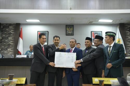 Gubernur Aceh Muzakir Manaf atau Mualem menandatangani berita acara persetujuan rancangan Qanun Aceh tentang perubahan APBA tahun 2025 di ruang serbaguna DPRA, Senin (19/9). (Foto: Ist)