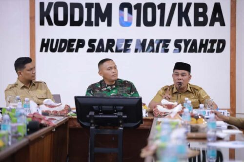 Bupati Aceh Besar Muharram Idris, Dandim 0101/KBA Letkol Inf Faurizal Noerdin dan Wakil Wali Kota Banda Aceh Afdhal Khalilullah pada Rakor Sinkronisasi SPPG di Makodim 0101/KBA, Banda Aceh, Senin (29/9). (Foto: Ist)
