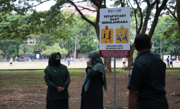 WH Banda Aceh melaksanakan sosialisasi busana syar'i di lingkungan kampus, tepatnya di lapangan Gelanggang Mahasiswa USK Banda Aceh, Senin (29/9). (Foto: Ist)