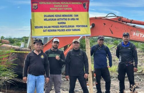 Personel Satreskrim Polres Aceh Tamiang sedang melakukan penyelidikan dan penyidikan kasus perambahan hutan. (Foto: Ist)