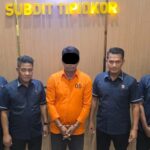 Penyidik Tipidkor Ditreskrimsus Polda Aceh menahan mantan Kepala Kantor Pos Cabang Pembantu Rimo, Aceh Singkil, berinisial DW (43), Selasa, 30 September 2025. (Foto: Ist)