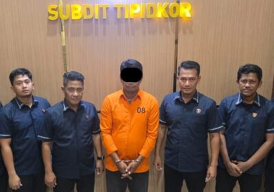 Penyidik Tipidkor Ditreskrimsus Polda Aceh menahan mantan Kepala Kantor Pos Cabang Pembantu Rimo, Aceh Singkil, berinisial DW (43), Selasa, 30 September 2025. (Foto: Ist)