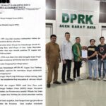 Forum Masyarakat Manggeng Raya (FM2R) bersama para keuchik, tokoh masyarakat dan mahasiswa menyerahkan surat penolakan izin tambang PT. Laguna Jaya, ke kantor DPRK Aceh Barat Daya, Selasa (30/9). (Foto: Ist)