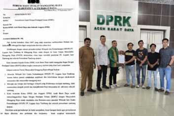 Forum Masyarakat Manggeng Raya (FM2R) bersama para keuchik, tokoh masyarakat dan mahasiswa menyerahkan surat penolakan izin tambang PT. Laguna Jaya, ke kantor DPRK Aceh Barat Daya, Selasa (30/9). (Foto: Ist)