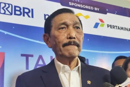 Ketua Dewan Ekonomi Nasional (DEN) Luhut Binsar Pandjaitan angkat bicara soal polemik proyek Kereta Cepat Jakarta-Bandung (KCJB) atau Whoosh.Dalam acara peringatan satu tahun pemerintahan Prabowo-Gibran di Hotel JS Luwansa, Jakarta Selatan, Kamis (16/10/2025)