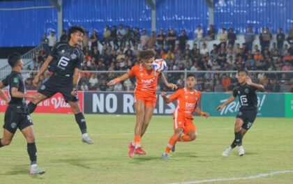 Pemain Persiraja Banda Aceh Flynn-Gillespie Connor berebut bola dengan pemain FC Bekasi City dalam laga pekan kelima Pegadaian Championship 2025-2026 di Stadion H. Dimurthala, Lampineung, Banda Aceh, Ahad malam (12/10). (Foto: Ist)
