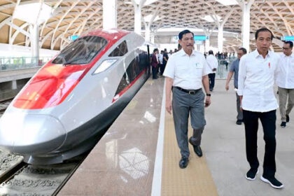 Kereta Cepat Jakarta-Bandung (KCJB) menyusul pembengkakan biaya hingga Rp24 triliun yang diduga sarat korupsi.