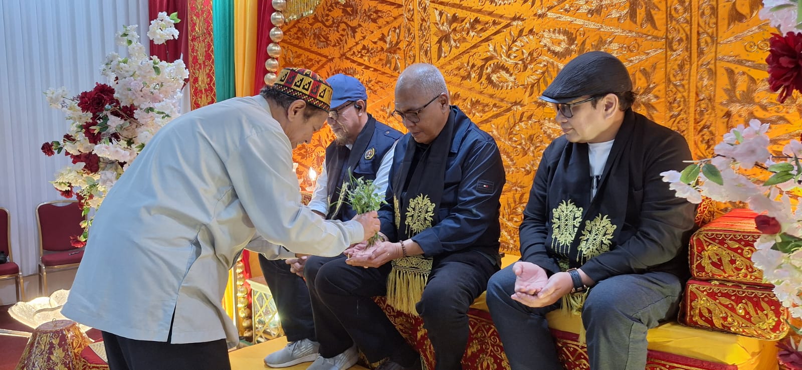 Ketua Umum dan Sekjen PWI Pusat Tiba di Aceh, Disambut Peusijuek di Bandara SIM