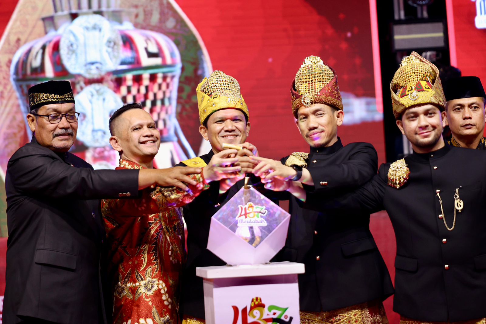 Wagub Aceh Fadhlullah didampingi Bupati Aceh Barat Tarmizi SP membuka Pekan Kebudayaan Aceh Barat (PKAB) 2025 yang digelar memperingati HUT ke-437 Kota Meulaboh, Sabtu malam (11/10).