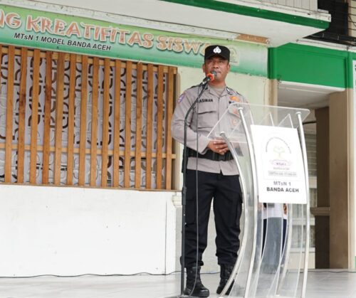 Kanit Binmas Polsek Kuta Alam Aiptu Hasiman bertindak sebagai pembina upacara di MTsN 1 Model Banda Aceh Senin pagi (29/9). (Foto: Ist)