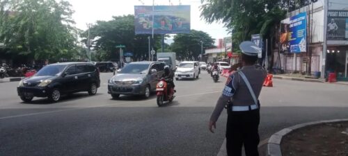 Polantas Polresta Banda Aceh turun tangan mengatur persimpangan akibat lampu lalu lintas mati total, Rabu (1/10). (Foto: Ist)