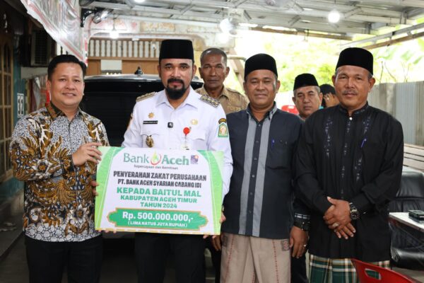 Bank Aceh Syariah Cabang Idi menyalurkan zakat perusahaan Rp500 juta kepada Baitul Mal Kabupaten Aceh Timur. (Foto: Ist)