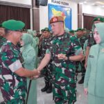 Pangdam Iskandar Muda Mayjen TNI Joko Hadi Susilo memimpin laporan korps kenaikan pangkat Perwira Menengah Kodam IM periode 1 Oktober 2025. (Foto: Ist)