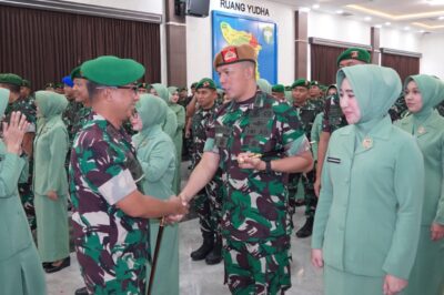 Pangdam Iskandar Muda Mayjen TNI Joko Hadi Susilo memimpin laporan korps kenaikan pangkat Perwira Menengah Kodam IM periode 1 Oktober 2025. (Foto: Ist) | INFOACEH.net Pangdam Iskandar Muda Mayjen TNI Joko Hadi Susilo memimpin laporan korps kenaikan pangkat Perwira Menengah Kodam IM periode 1 Oktober 2025. (Foto: Ist)