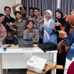 Mahasiswa Prodi Manajemen Dakwah Fakultas Dakwah dan Komunikasi UIN Ar-Raniry mencatat sejarah baru dengan mengelola media dakwah secara mandiri untuk pertama kalinya. (Foto: Ist)