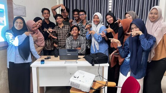 Mahasiswa Prodi Manajemen Dakwah Fakultas Dakwah dan Komunikasi UIN Ar-Raniry mencatat sejarah baru dengan mengelola media dakwah secara mandiri untuk pertama kalinya. (Foto: Ist)