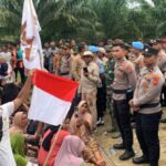 Warga Kecamatan Cot Girek dan Pirak Timu, Aceh Utara, memblokir akses keluar-masuk truk pengangkut buah sawit milik PTPN IV Regional 6. (Foto: Ist)