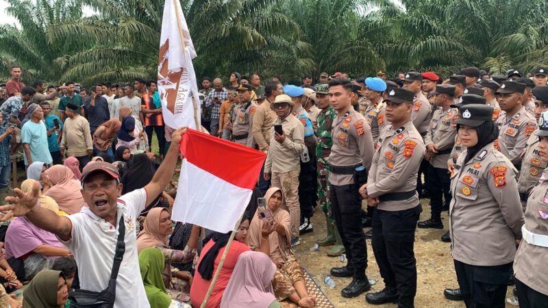 Warga Kecamatan Cot Girek dan Pirak Timu, Aceh Utara, memblokir akses keluar-masuk truk pengangkut buah sawit milik PTPN IV Regional 6. (Foto: Ist)