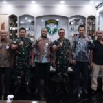 Audiensi Direktur Utama Bank Aceh, Fadhil Ilyas dengan Pangdam IM Mayjen TNI Joko Hadi Susilo di ruang kerja Pangdam, Kamis (2/10). (Foto: Ist)