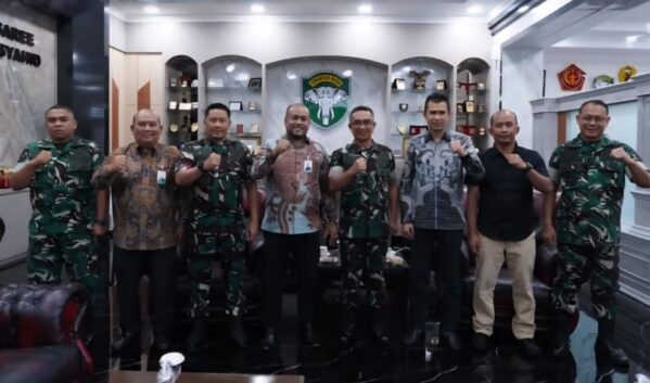 Audiensi Direktur Utama Bank Aceh, Fadhil Ilyas dengan Pangdam IM Mayjen TNI Joko Hadi Susilo di ruang kerja Pangdam, Kamis (2/10). (Foto: Ist)