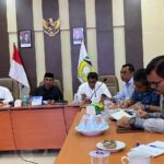 Bupati Aceh Besar Muharram Idris memimpin rapat pembentukan Tim Terpadu Penertiban Tambang Ilegal di aula Kantor Bupati Aceh Besar, Jum'at (3/10). (Foto: Ist)