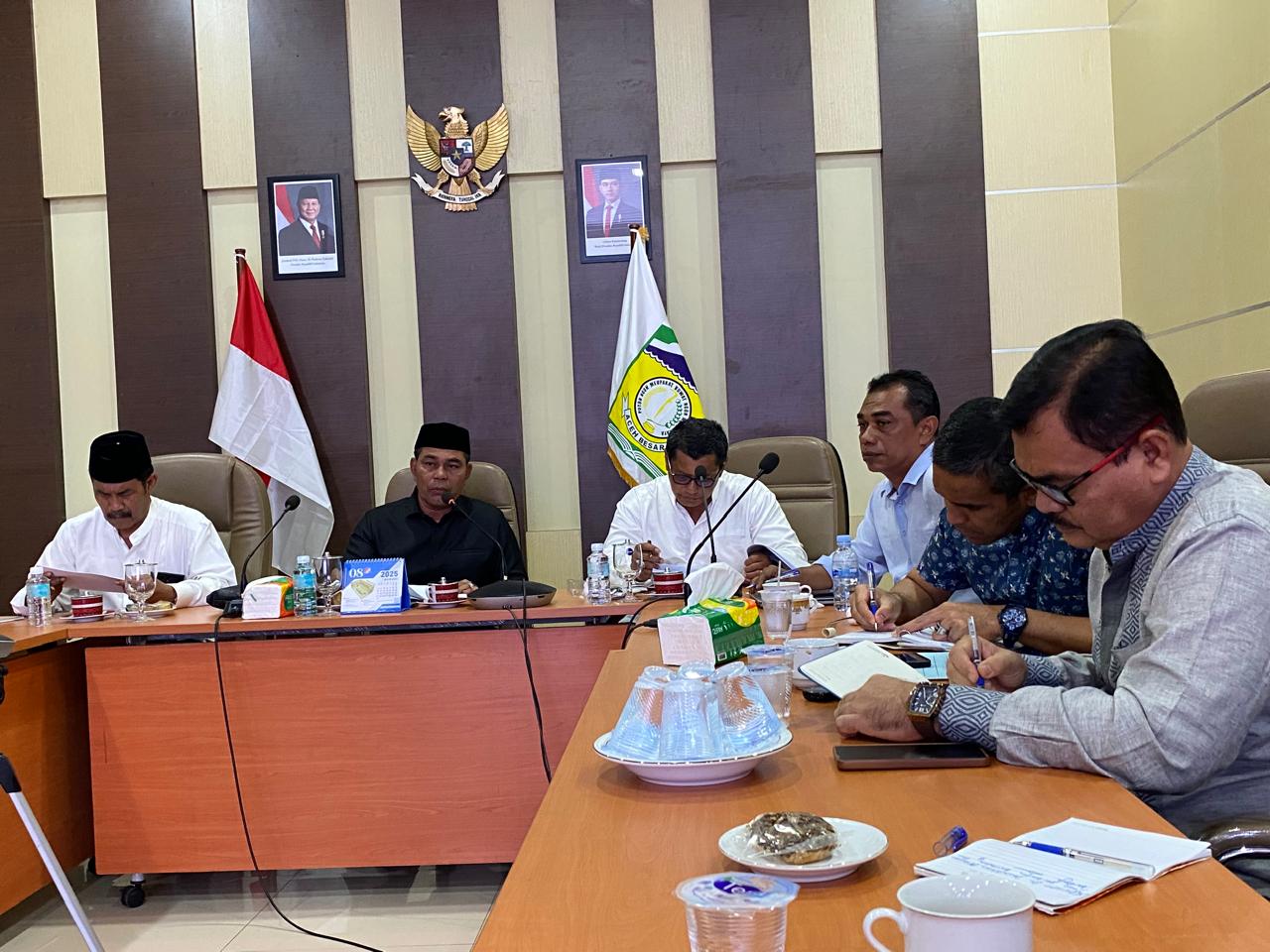 Bupati Aceh Besar Muharram Idris memimpin rapat pembentukan Tim Terpadu Penertiban Tambang Ilegal di aula Kantor Bupati Aceh Besar, Jum'at (3/10). (Foto: Ist)