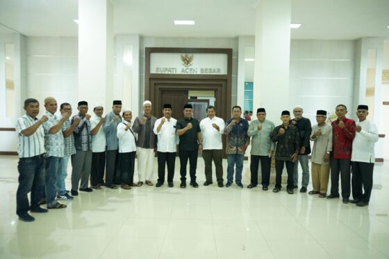 Bupati Aceh Besar Muharram Idris atau akrab disapa Syech Muharram, memimpin pertemuan dengan Tim Pemekaran Aceh Rayeuk di aula Lantai 2 Kantor Bupati Aceh Besar, Jum’at (3/10). (Foto: Ist)